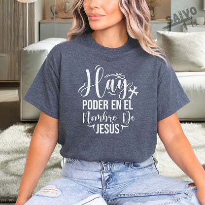 "Hay Poder en el Nombre De Jesús" T-Shirt